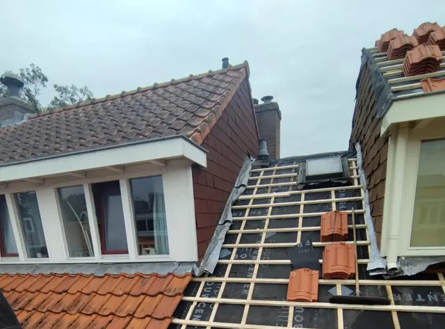 Dakvlak tussen twee dakkapellen — Het nog te dekken gedeelte sluit aan op de dakvlakken naast beide dakkapellen.